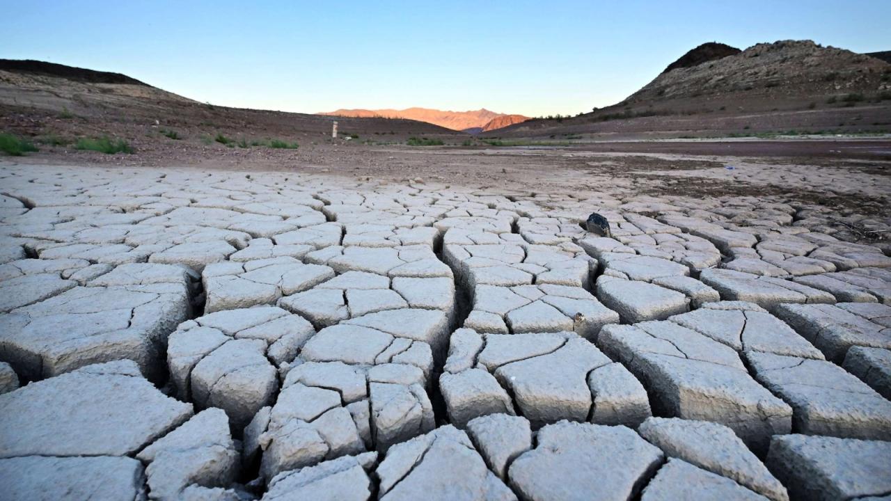 Bodies of water all over North America are drying up due to drought ... Bodies of water all over North America are drying up due to drought ...